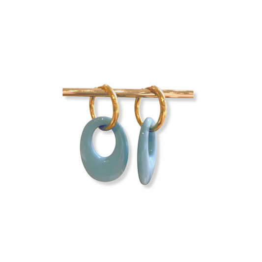 Oorbellen met resin druppel