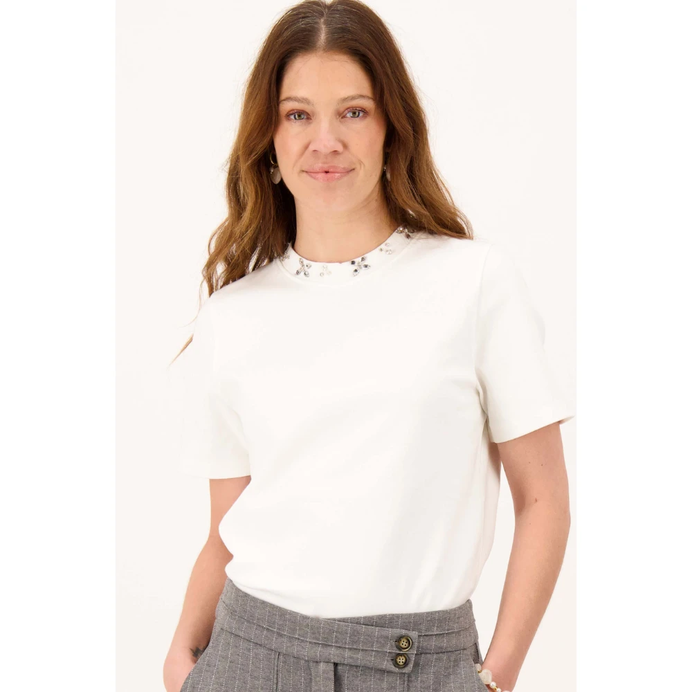 t-shirt with beaded neckline short sleeve