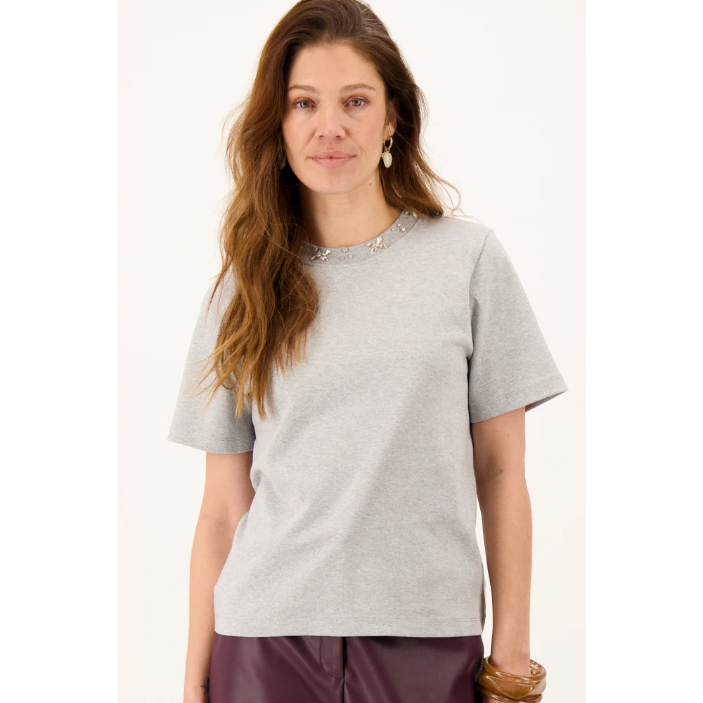 t-shirt with beaded neckline short sleeve